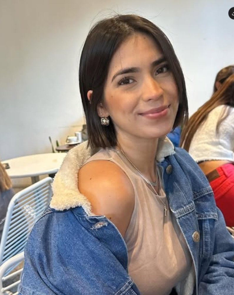 Retrato de una mujer con cabello corto y chaqueta de jean